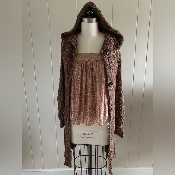 Open crochet long hooded cardigan with belt and special button closure. - Picture 7 of 7